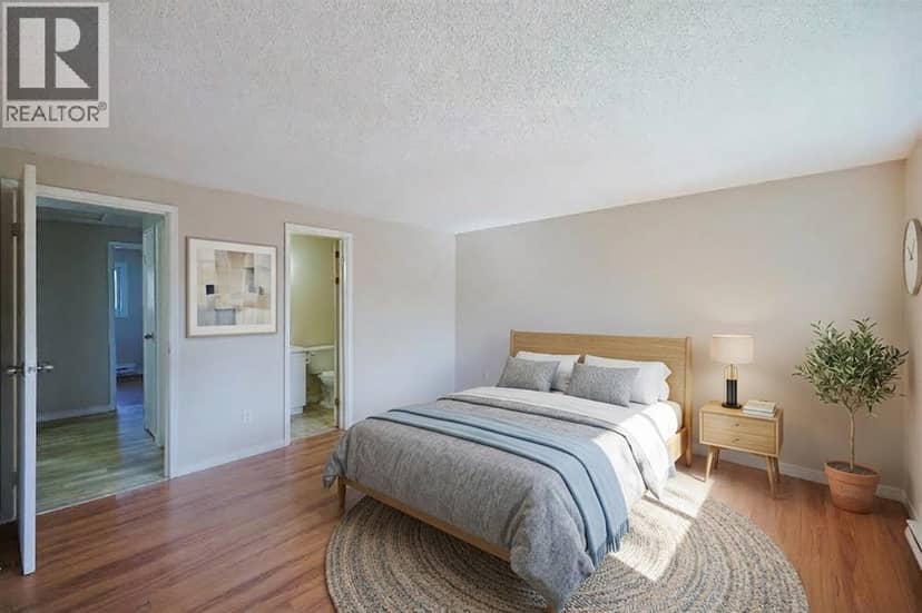 253 Hampton AVENUE — photo 13 of 26