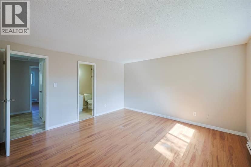 253 Hampton AVENUE — photo 12 of 26