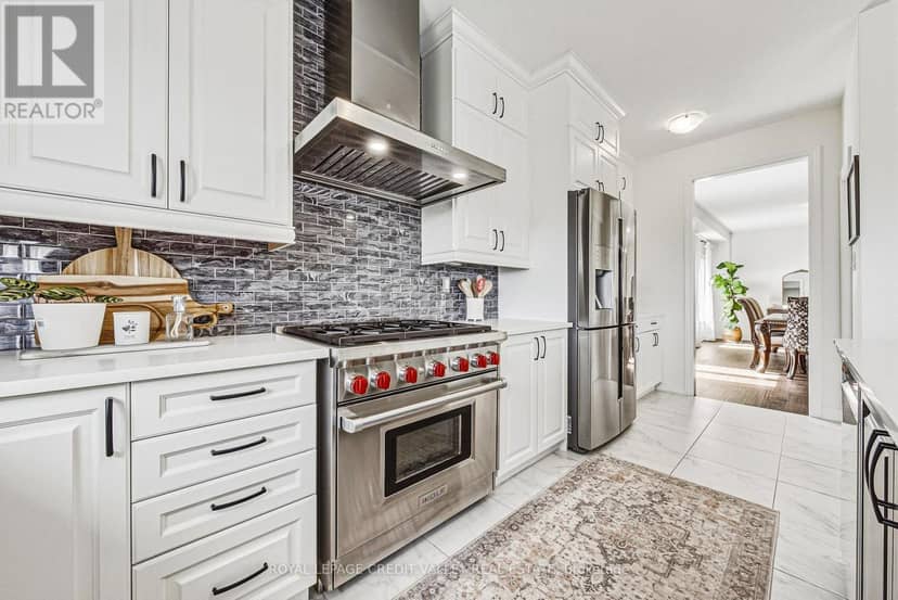 733 Gilmour Crescent W — photo 17 of 40