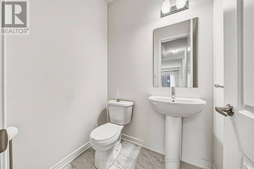 733 Gilmour Crescent W — photo 20 of 40