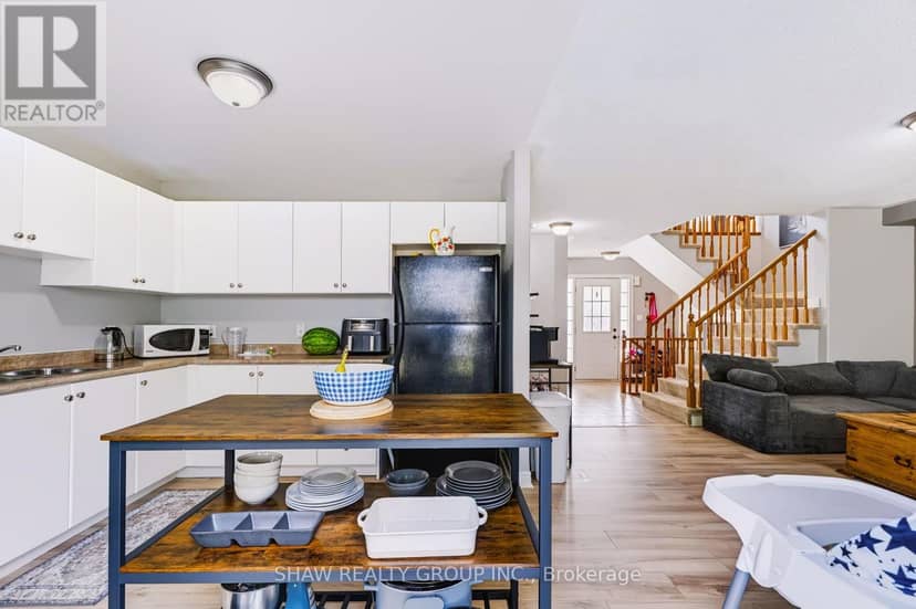 24 Fallingbrook Crescent — photo 18 of 40