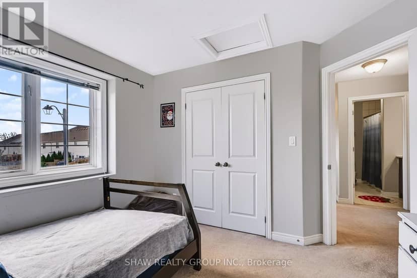 24 Fallingbrook Crescent — photo 24 of 40