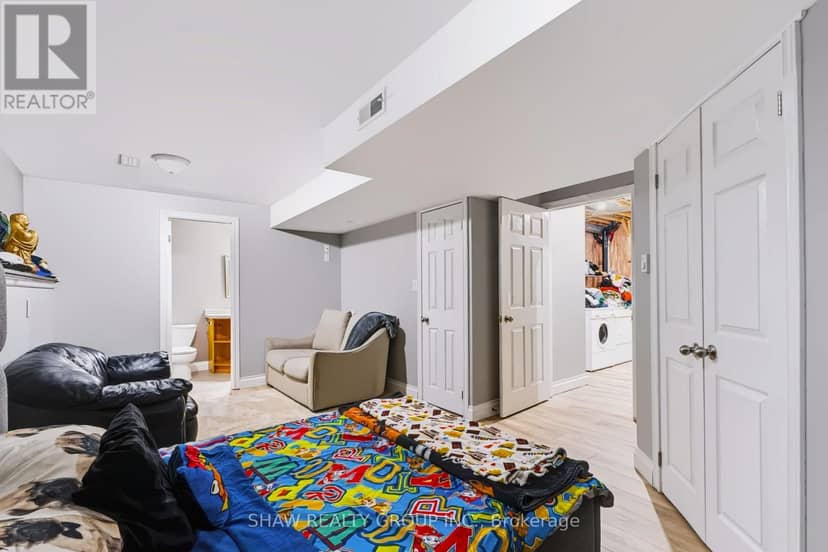 24 Fallingbrook Crescent — photo 31 of 40