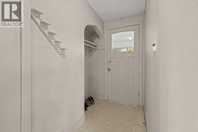 302 6 Avenue NE — photo 18 of 40