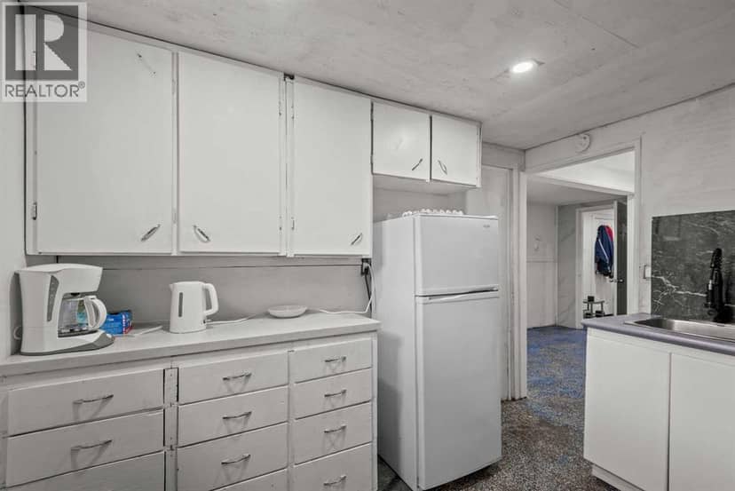 302 6 Avenue NE — photo 32 of 40