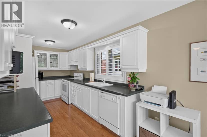 581 DYNES Road Unit# 2 — photo 10 of 40