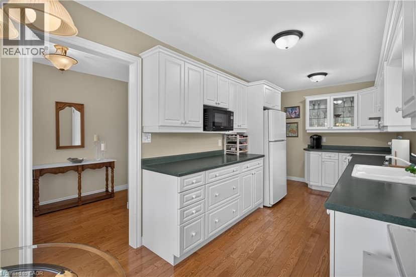 581 DYNES Road Unit# 2 — photo 9 of 40