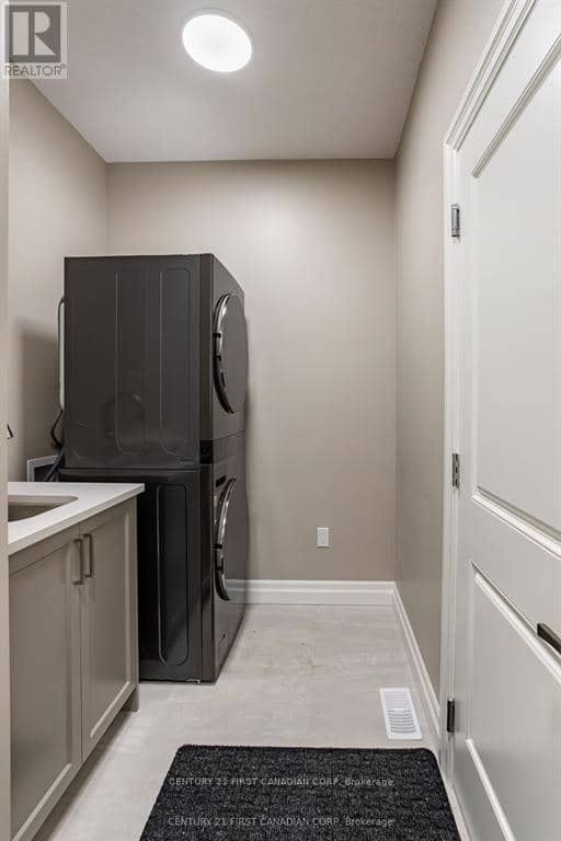 2215 Darwin Crescent — photo 17 of 30