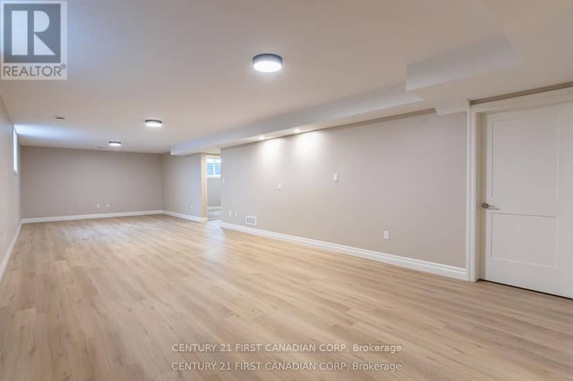 2215 Darwin Crescent — photo 29 of 30