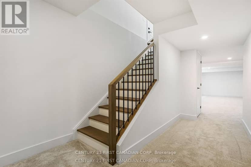 2211 Darwin Crescent — photo 26 of 34