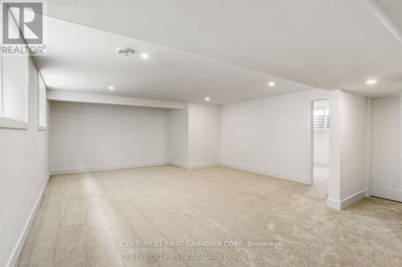 2211 Darwin Crescent — photo 27 of 34