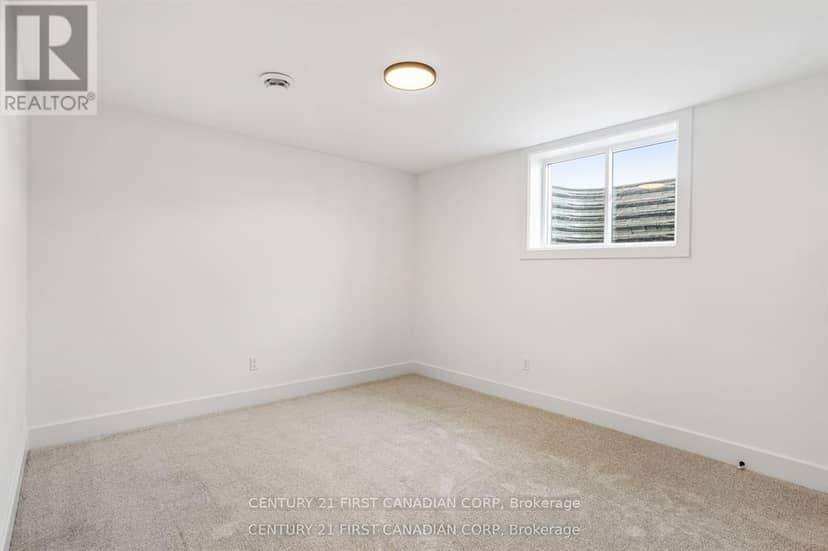 2211 Darwin Crescent — photo 31 of 34