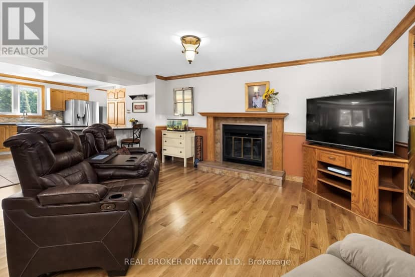 320 Clothier Street W — photo 11 of 40