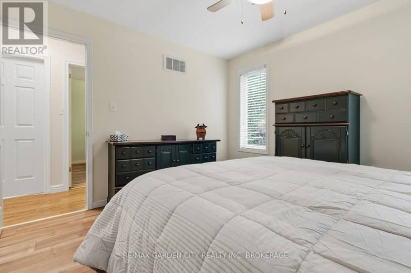 21 B Kelson Avenue N — photo 14 of 29