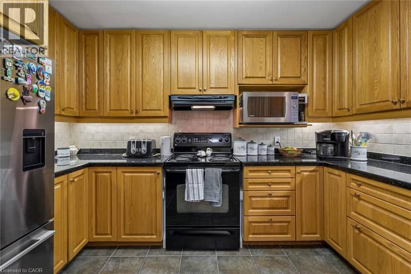 152 DUFFERIN Avenue Unit# 8 — photo 18 of 40