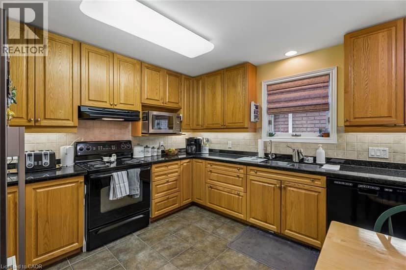 152 DUFFERIN Avenue Unit# 8 — photo 17 of 40
