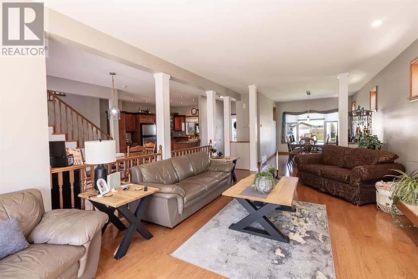 53 Laura ST — photo 11 of 40