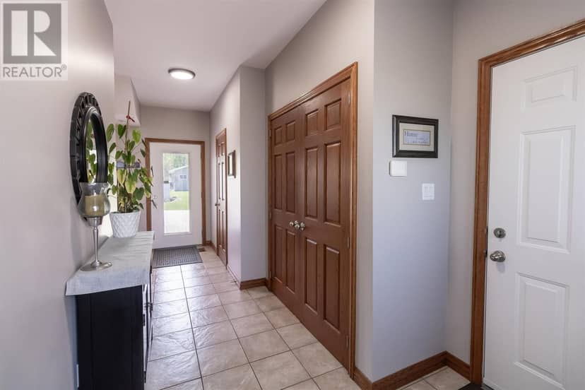 53 Laura ST — photo 4 of 40