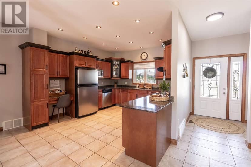 53 Laura ST — photo 7 of 40