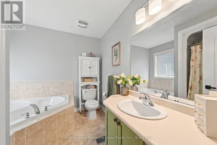 12 Lucas Crescent — photo 36 of 40