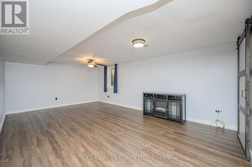 7102 Burbank Crescent — photo 19 of 35
