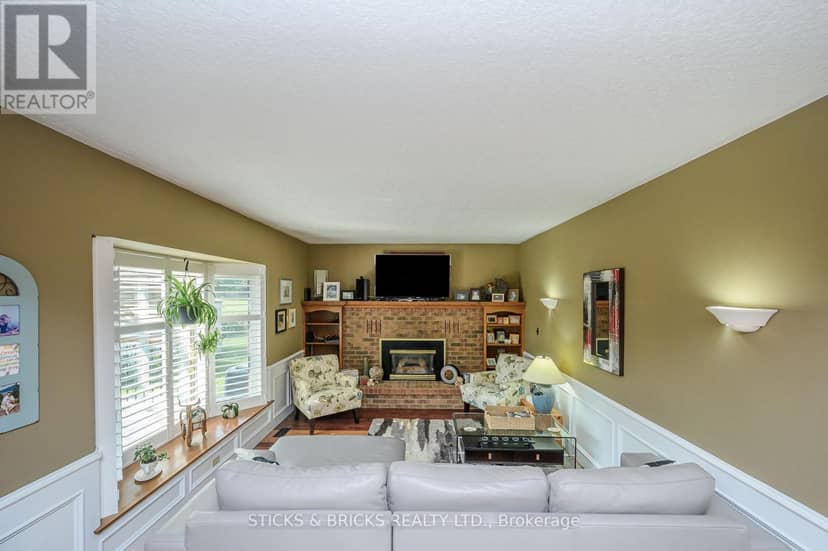 7102 Burbank Crescent — photo 12 of 35
