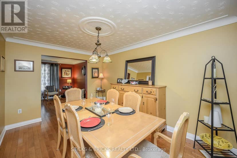 7102 Burbank Crescent — photo 7 of 35
