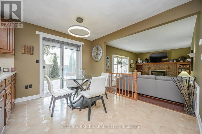 7102 Burbank Crescent — photo 9 of 35