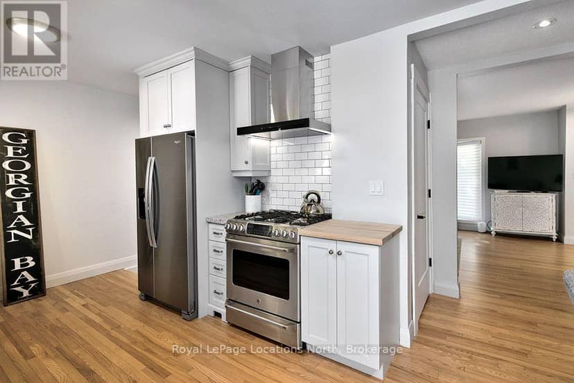 32 Napier Street E — photo 6 of 31