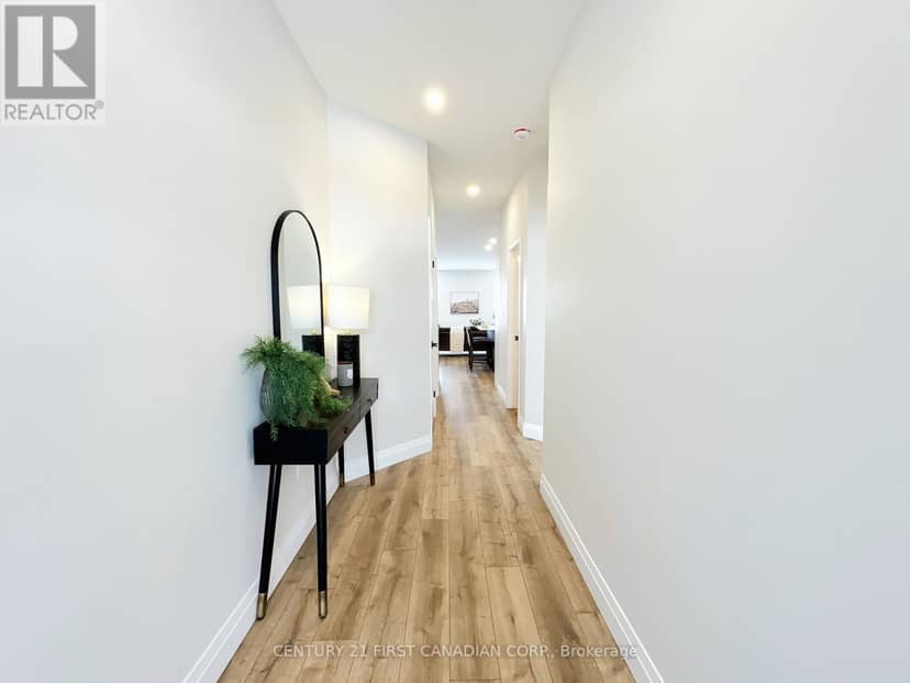 7 Postma Crescent — photo 3 of 24
