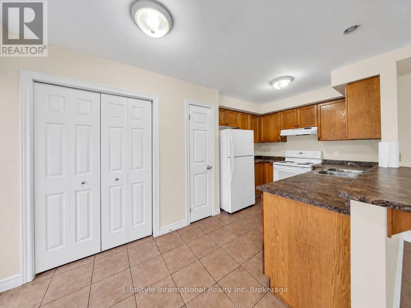 529 Victoria Road N — photo 11 of 28