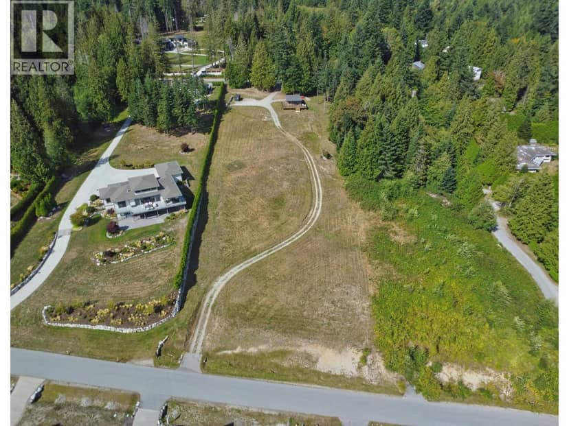 604 WOODLAND AVENUE, Gibsons, photo 2