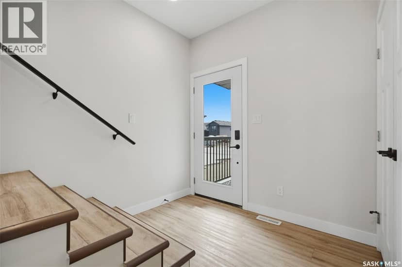 137 Emma CRESCENT — photo 3 of 39
