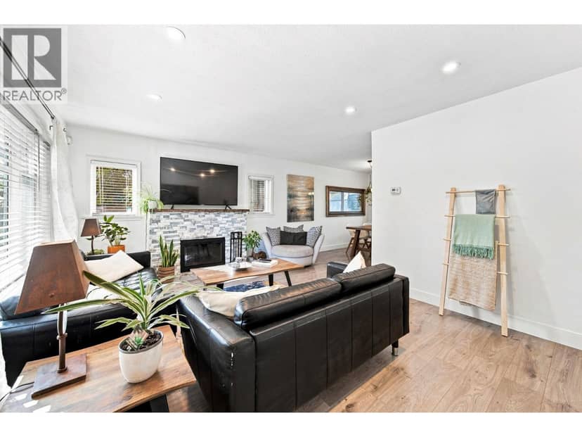 300 E 25TH STREET, North Vancouver, photo 2