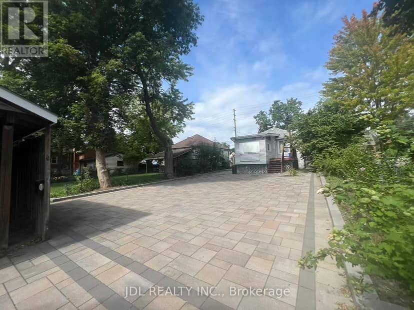 1045 Oxford Street E — photo 12 of 14