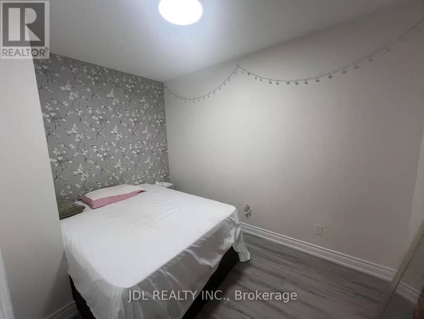 1045 Oxford Street E — photo 5 of 14