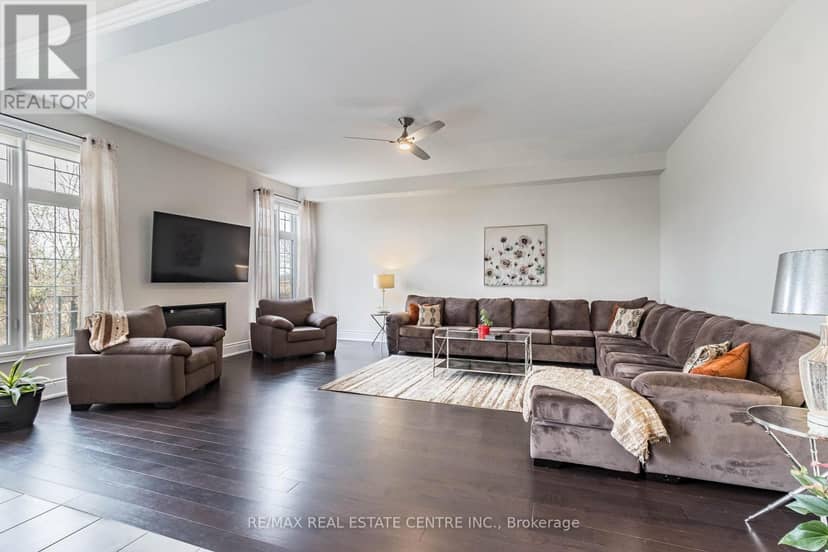 35 Arthur Griffin Crescent — photo 10 of 40