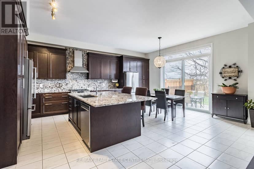 35 Arthur Griffin Crescent — photo 7 of 40