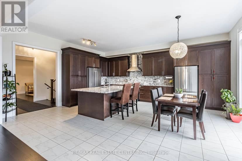 35 Arthur Griffin Crescent — photo 8 of 40