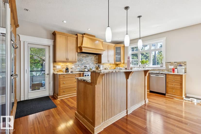 5 Riverside Cr NW, Edmonton, photo 8