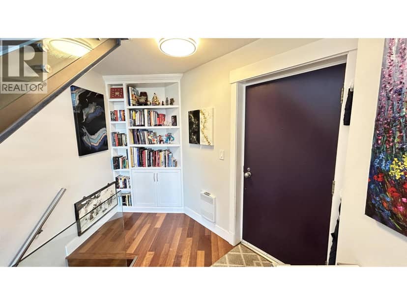 315 674 LEG IN BOOT SQUARE, Vancouver, photo 4