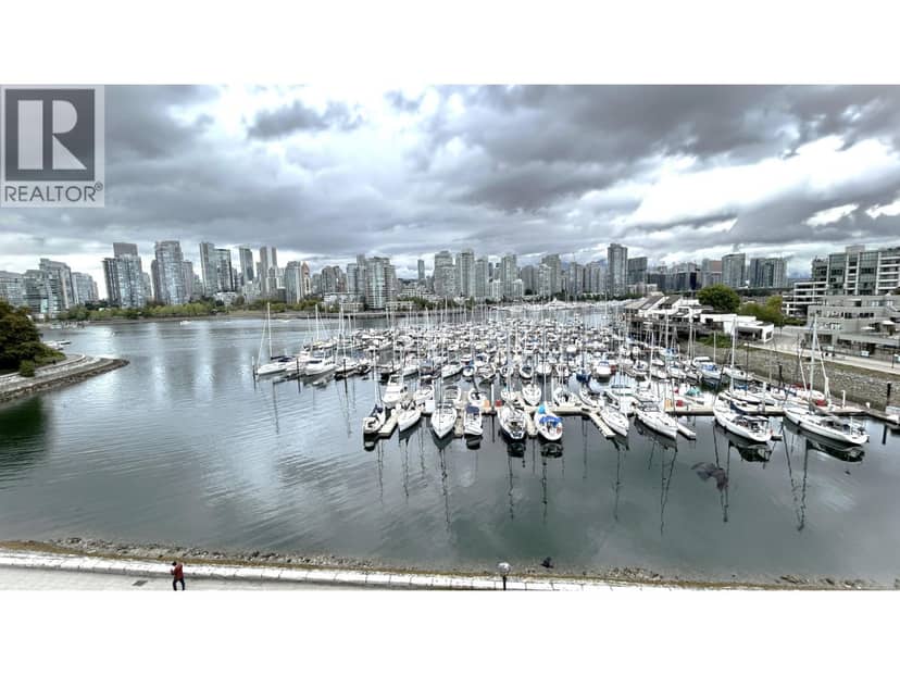 315 674 LEG IN BOOT SQUARE, Vancouver, photo 3