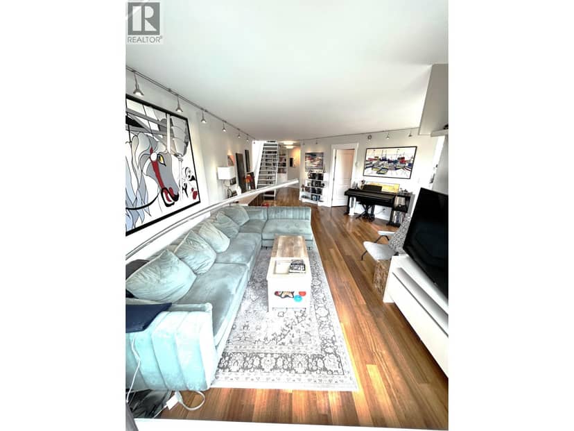 315 674 LEG IN BOOT SQUARE, Vancouver, photo 6