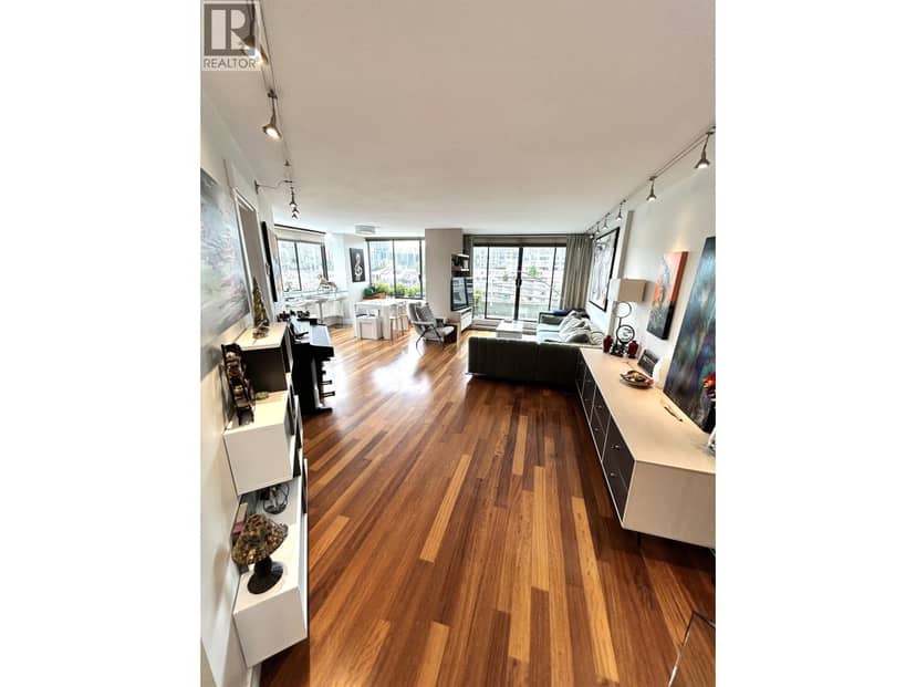 315 674 LEG IN BOOT SQUARE, Vancouver, photo 5