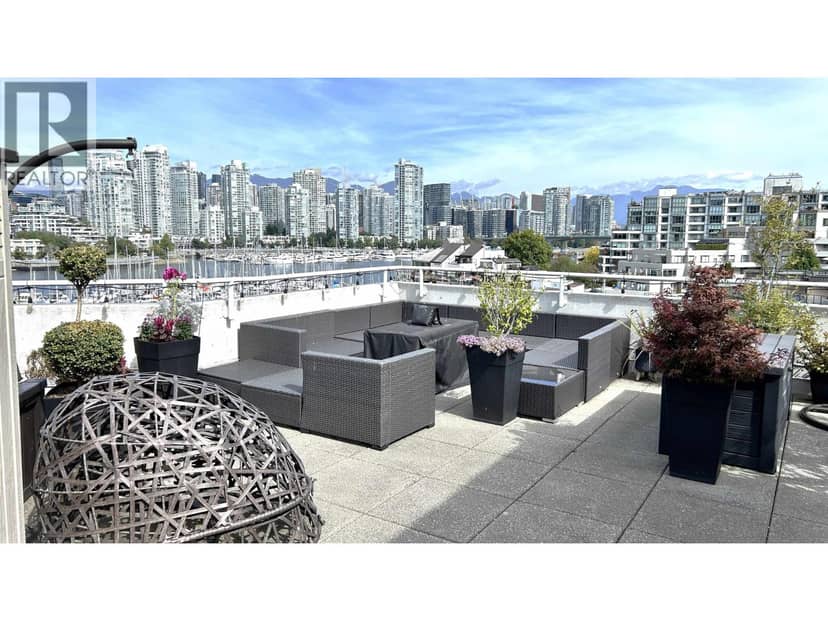 315 674 LEG IN BOOT SQUARE, Vancouver, photo 2