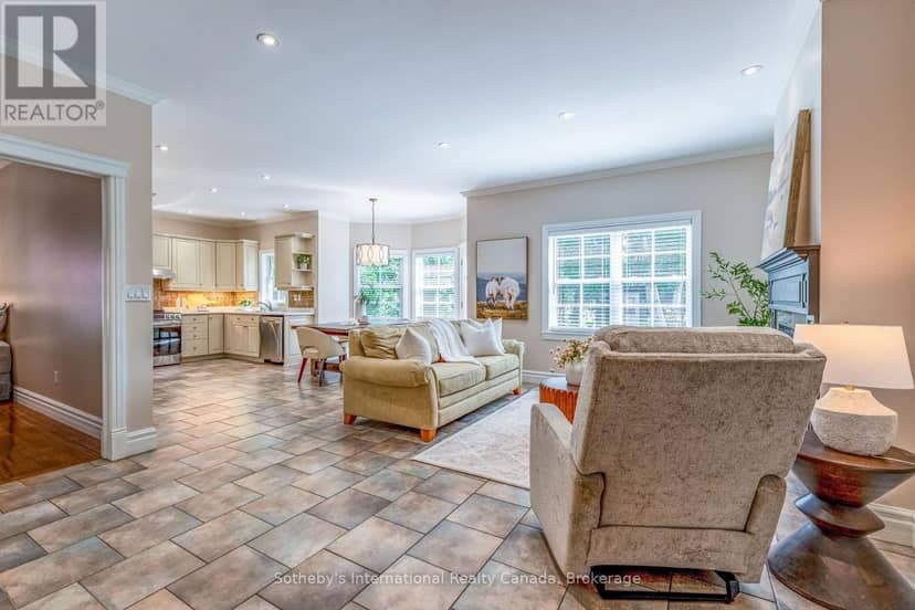 75 Edward Street E, Clearview, photo 8