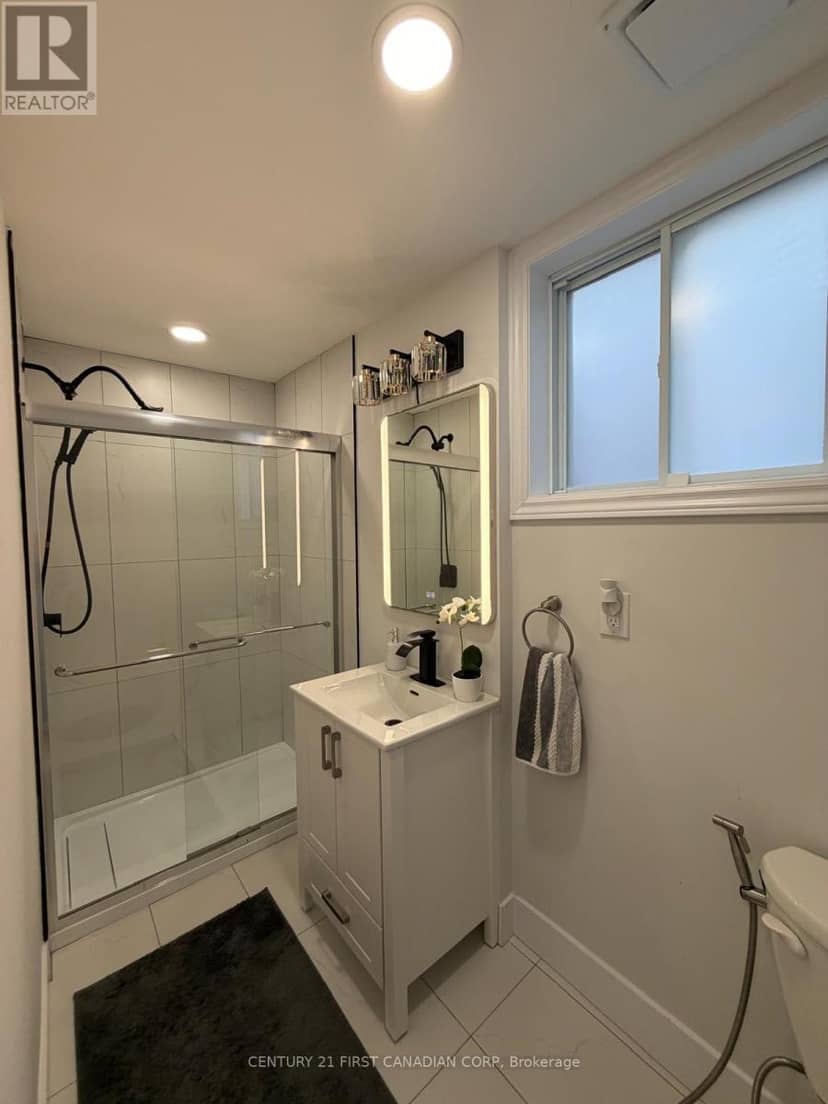 6 Nicholas Crescent — photo 20 of 40