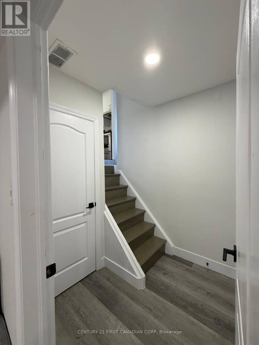 6 Nicholas Crescent — photo 14 of 40