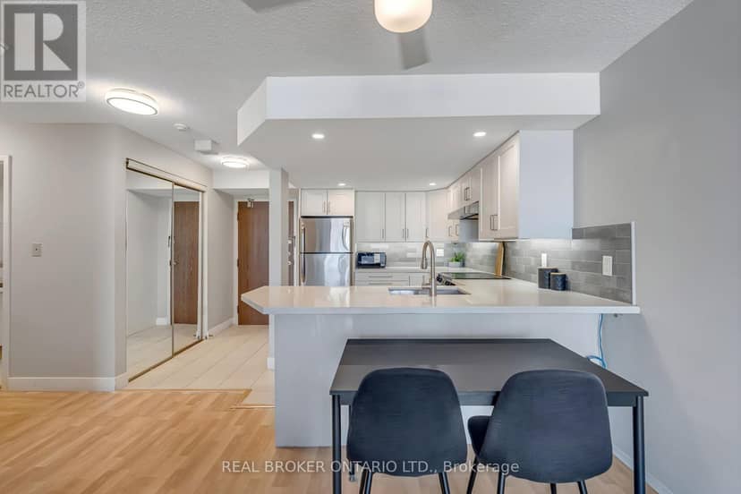 903 - 25 Agnes Street — photo 1 of 19