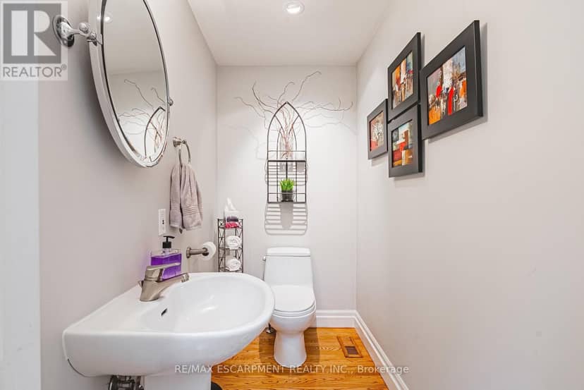 7 Colonial Crescent — photo 35 of 40